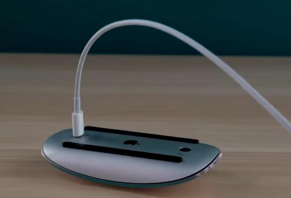 В коде беты iOS 18.1 RC нашли упоминания новых Magic Mouse, Magic Trackpad и Magic Keyboard. Т.е наконец-то будет с портом Type-C? У меня сомнения конечно, что будет удобная зарядка у мышки.. | Сетка — социальная сеть от hh.ru