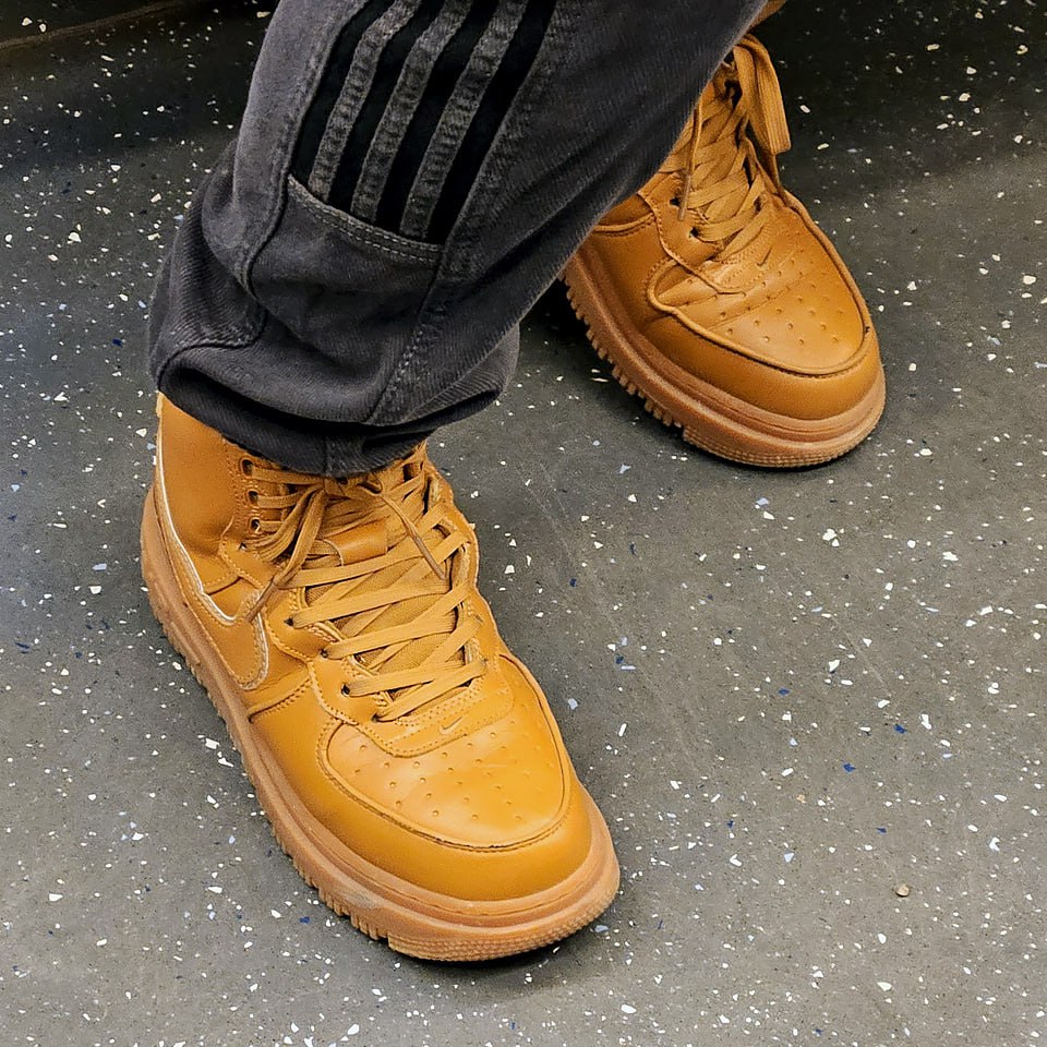 ОСЕННЕГО 🍁 вам в ленту!
И это легендарные зимние 👉 Nike Air Force 1 Gore-Tex Boot "Wheat"
"Здесь есть все, что ты любишь, — элегантные накладки, яркие акценты и идеальный блеск | Сетка — социальная сеть от hh.ru
