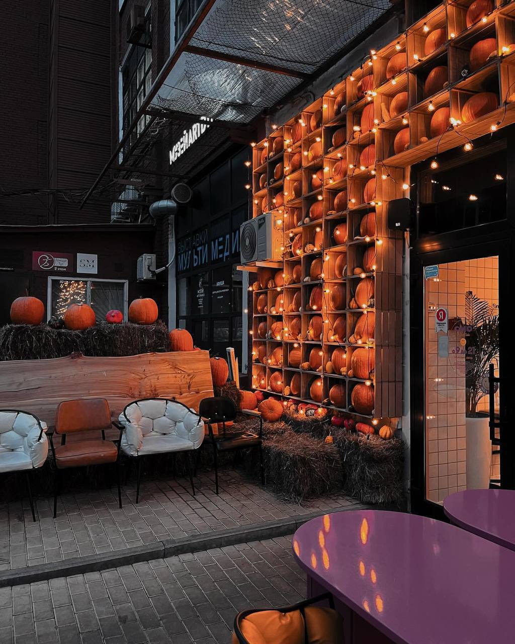 🎃 Фотолокация с множеством тыкв появилась в Москве🗺Арма, Нижний Сусальный переулок, 5 ст. 10, м. Курская
📲Подпишитесь на Вдвижении | Сетка — социальная сеть от hh.ru