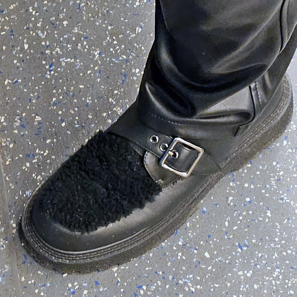 На фоне ТИПИЧНОГО порой проскакивают НЕТИПИЧНОСТИ 👀
Издалека вроде ничего необычного, туфли и туфли. Но если присмотреться.. | Сетка — социальная сеть от hh.ru