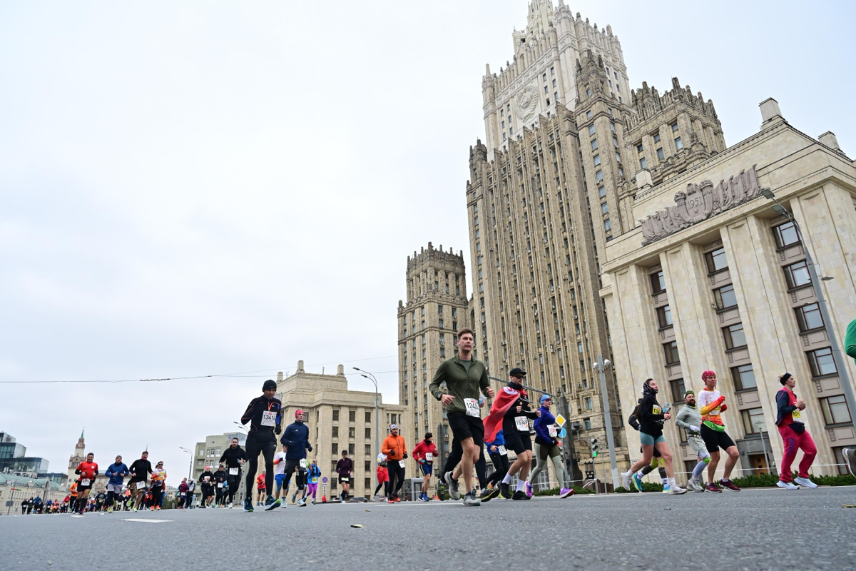 Московский марафон 12-13 октября 2024 года.
Коллега на работе как-то поинтересовался: побегу ли я Московский марафон.
Думал, что двух марафонов в этом году будет вполне достаточно.. | Сетка — социальная сеть от hh.ru