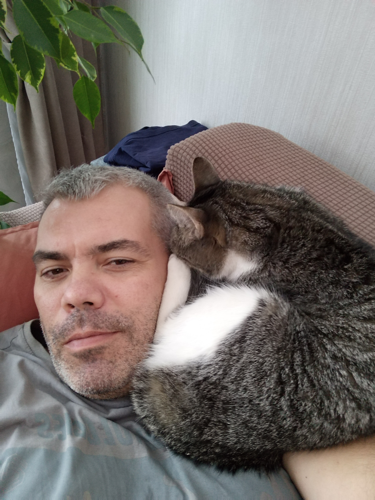 Привет всем!
Я Антон. А на фото рядом - мой главред (шепчет на ухо, что скоро дедлайн).
В копирайтинге/редактуре с 2016 года. Сюда меня загнали кредиты и тяжелая работа в оффлайне | Сетка — социальная сеть от hh.ru