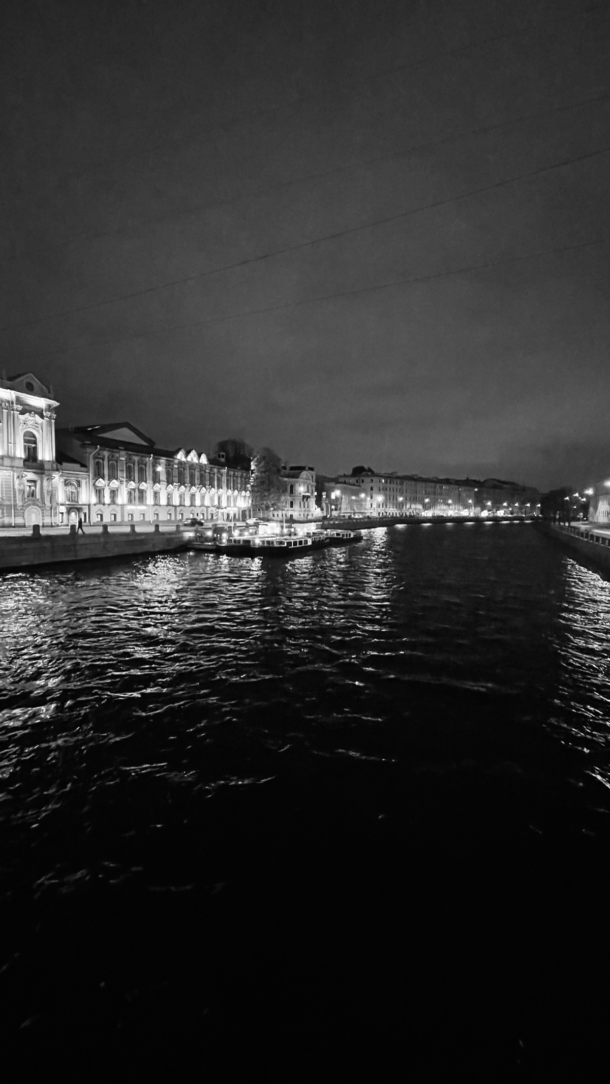 Осторожно Питер😻
Сегодня в северной столице России🏄🏻‍♂️ покажу вам книжный магазин, в который я захожу каждый раз, как приезжаю в Санкт-Петербург | Сетка — социальная сеть от hh.ru