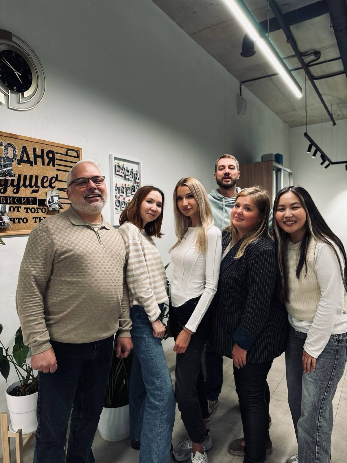 Разбавим полезные посты и рассуждения кадрами из нашего офиса 🤩
Всем позитивного настроения и продуктивной среды! | Сетка — социальная сеть от hh.ru