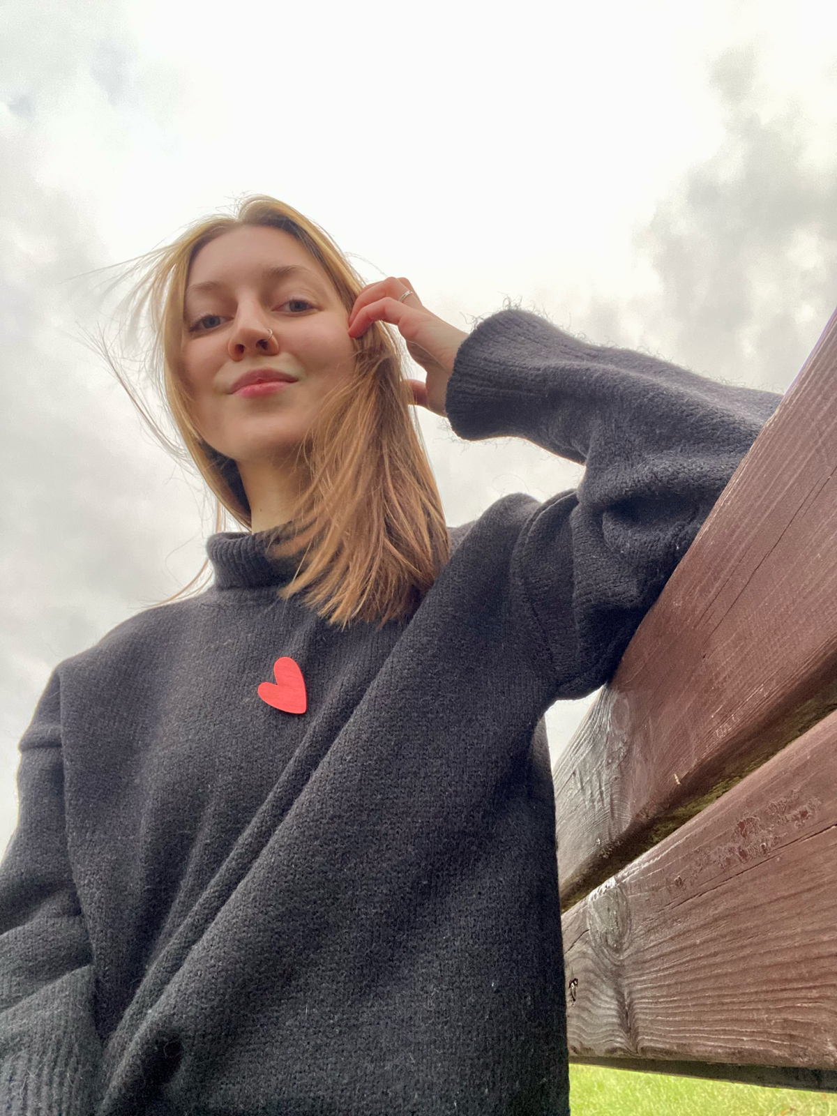 Привет! Я Оля!
Приятно познакомиться :)
Я из Москвы. Я прошла путь от ручного тестировщика до аналитика. Сейчас работаю в небольшой финтех компании аналитиком | Сетка — социальная сеть от hh.ru