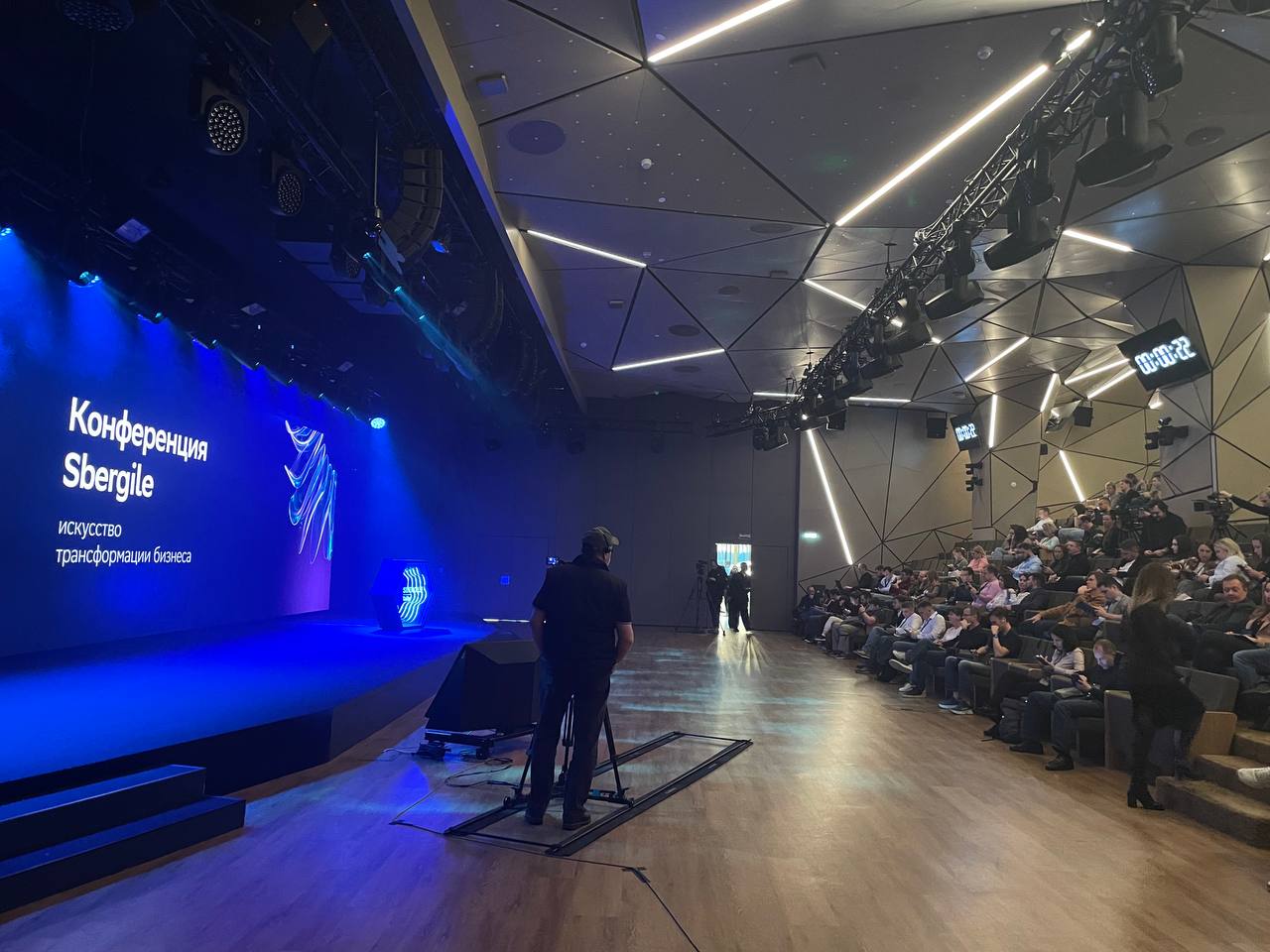 Через 40 минут на Sbergile рассказываю про data driven.
Если кому интересно есть ссылка на трансляцию, выступаю в 14-45: https://sbergiletalks.sber.ru
Запись будет, ругать в комментах можно :) | Сетка — социальная сеть от hh.ru