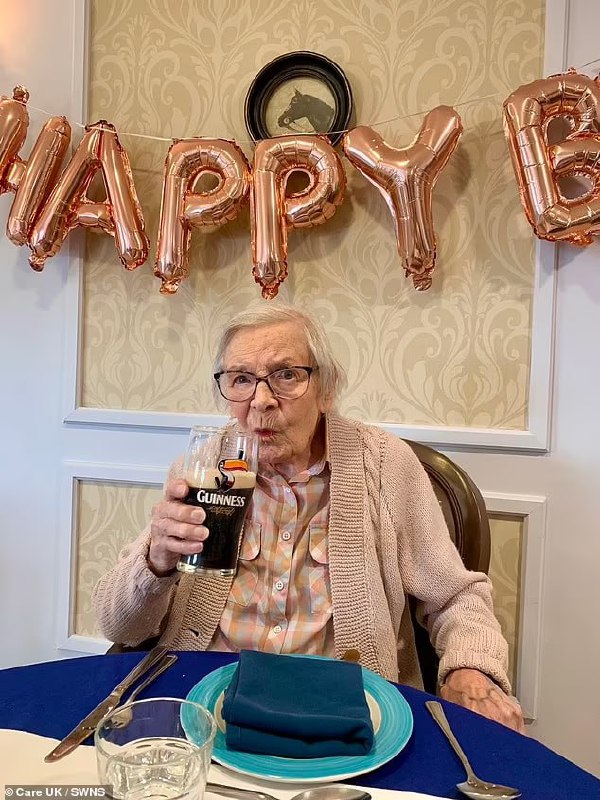 105-летняя бабуля раскрыла секрет долголетия — нужно не выходить замуж и просто пить пиво.
В 18 лет Кэтлин Хеннингс встретила свою любовь — это было пиво Guinness. С тех пор они с пивасиком неразлучны | Сетка — социальная сеть от hh.ru