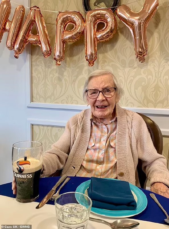 105-летняя бабуля раскрыла секрет долголетия — нужно не выходить замуж и просто пить пиво.
В 18 лет Кэтлин Хеннингс встретила свою любовь — это было пиво Guinness. С тех пор они с пивасиком неразлучны | Сетка — социальная сеть от hh.ru