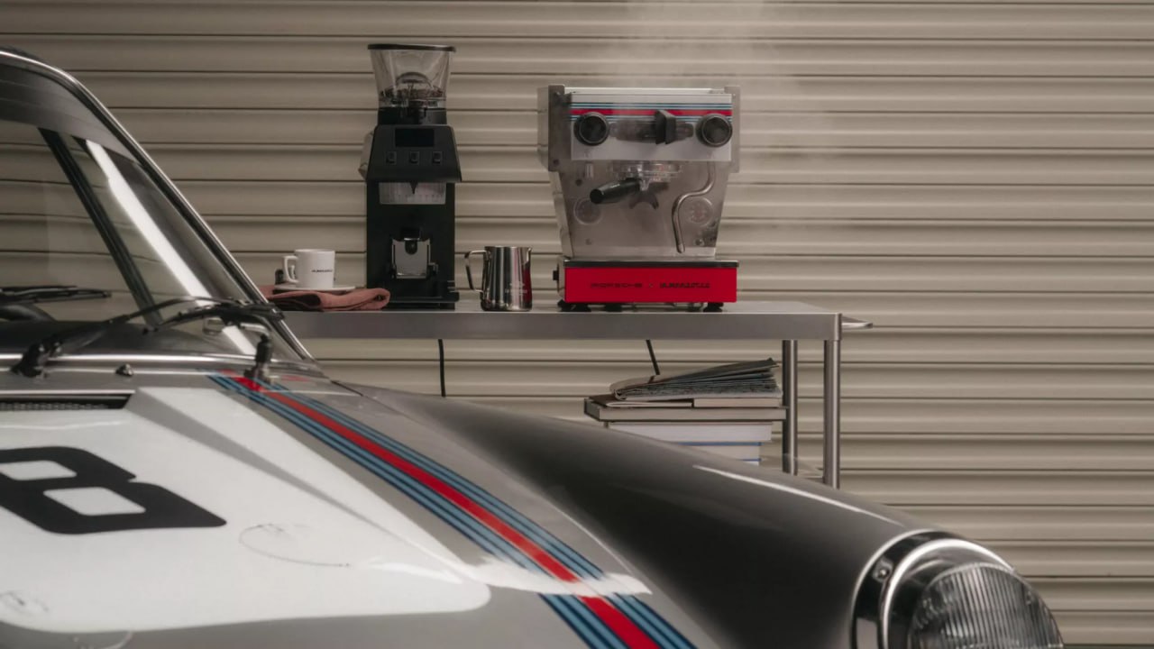 Porsche и La Marzocco совместно представили кофемашину и кофемолку, вдохновленные дизайном классических моделей Porsche 911 | Сетка — социальная сеть от hh.ru
