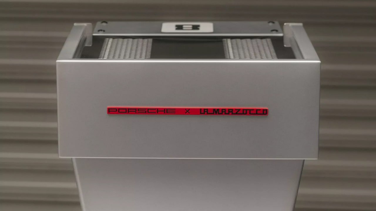 Porsche и La Marzocco совместно представили кофемашину и кофемолку, вдохновленные дизайном классических моделей Porsche 911 | Сетка — социальная сеть от hh.ru