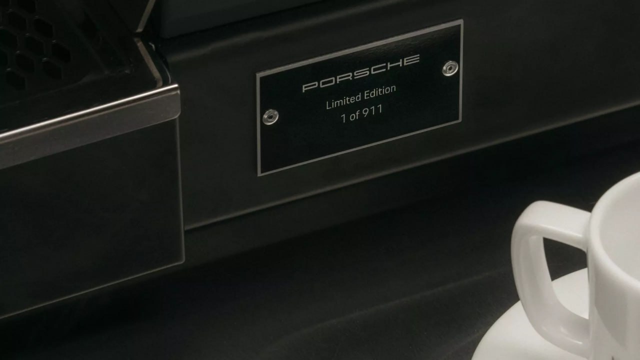 Porsche и La Marzocco совместно представили кофемашину и кофемолку, вдохновленные дизайном классических моделей Porsche 911 | Сетка — социальная сеть от hh.ru
