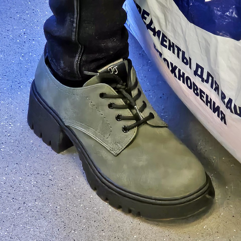 Полуботинки хаки. С такой подошвой лужицы не страшны, главное обработать НУБУК чем-то водоооталкивающим
⭐️НУБУК⭐️
Материал, который получают из шкур крупного рогатого скота | Сетка — социальная сеть от hh.ru