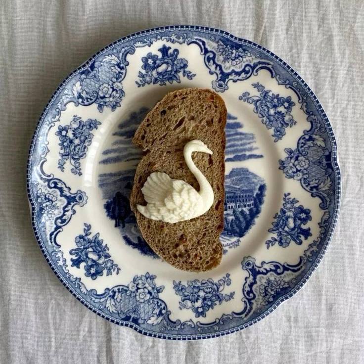 Смотрите какая идея для фото и оформления блюд🖼🍦
Чтобы сделать такие «скульптуры» нужно подождать пока масло станет очень мягким, затем положить его в формочку и заморозить)
Так морозить можно не толь... | Сетка — социальная сеть от hh.ru