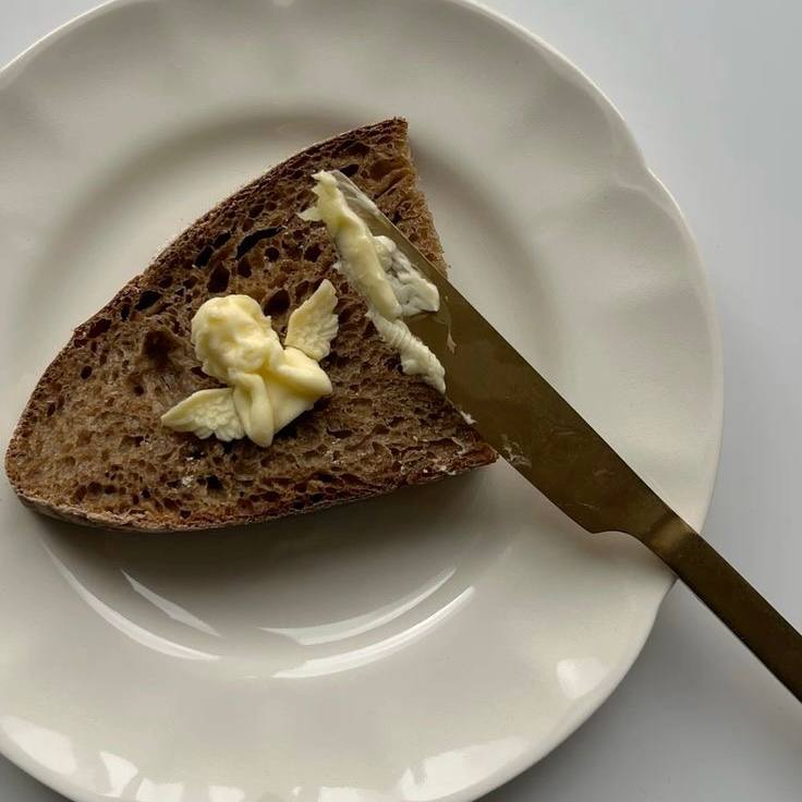 Смотрите какая идея для фото и оформления блюд🖼🍦
Чтобы сделать такие «скульптуры» нужно подождать пока масло станет очень мягким, затем положить его в формочку и заморозить)
Так морозить можно не толь... | Сетка — социальная сеть от hh.ru