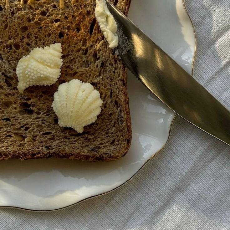 Смотрите какая идея для фото и оформления блюд🖼🍦
Чтобы сделать такие «скульптуры» нужно подождать пока масло станет очень мягким, затем положить его в формочку и заморозить)
Так морозить можно не толь... | Сетка — социальная сеть от hh.ru