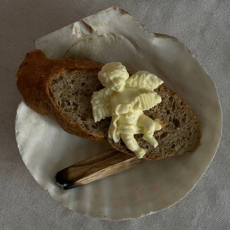 Смотрите какая идея для фото и оформления блюд🖼🍦
Чтобы сделать такие «скульптуры» нужно подождать пока масло станет очень мягким, затем положить его в формочку и заморозить)
Так морозить можно не толь... | Сетка — социальная сеть от hh.ru
