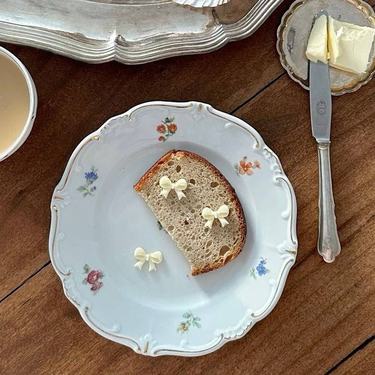 Смотрите какая идея для фото и оформления блюд🖼🍦
Чтобы сделать такие «скульптуры» нужно подождать пока масло станет очень мягким, затем положить его в формочку и заморозить)
Так морозить можно не толь... | Сетка — социальная сеть от hh.ru
