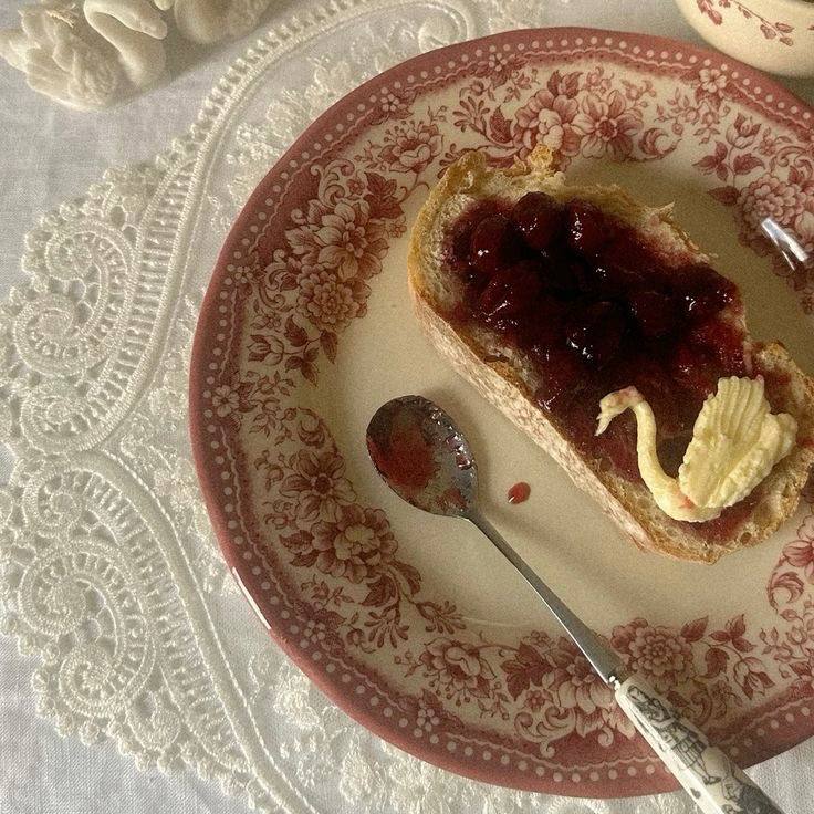 Смотрите какая идея для фото и оформления блюд🖼🍦
Чтобы сделать такие «скульптуры» нужно подождать пока масло станет очень мягким, затем положить его в формочку и заморозить)
Так морозить можно не толь... | Сетка — социальная сеть от hh.ru