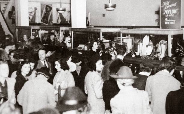 В этот день 85 лет назад в продажу впервые поступили нейлоновые чулки – изобретение, навсегда перевернувшее жизнь женщин)
Они моментально стали настолько популярны, что еще долгое время каждую среду д... | Сетка — социальная сеть от hh.ru