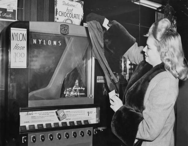 В этот день 85 лет назад в продажу впервые поступили нейлоновые чулки – изобретение, навсегда перевернувшее жизнь женщин)
Они моментально стали настолько популярны, что еще долгое время каждую среду д... | Сетка — социальная сеть от hh.ru