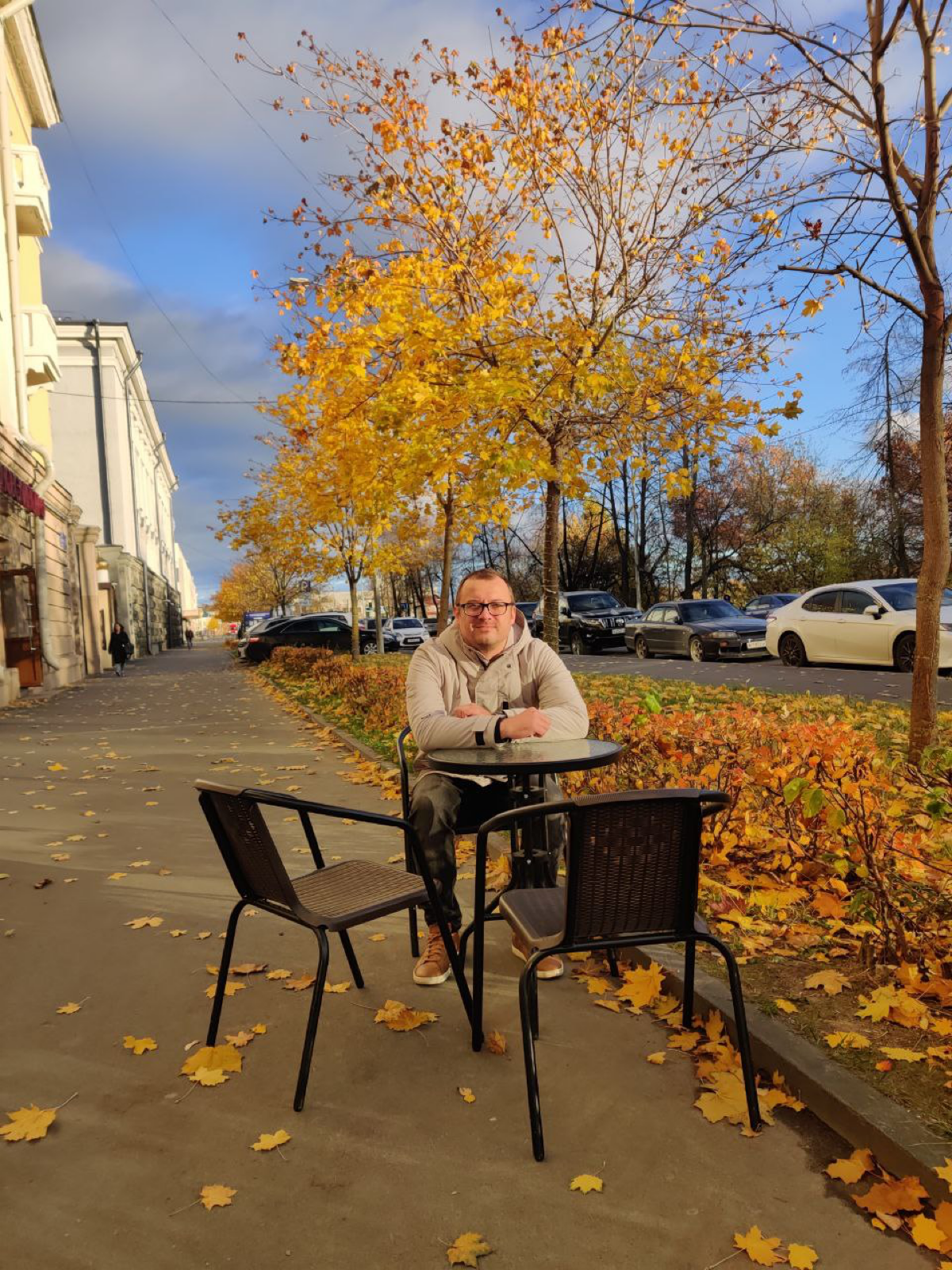 Чисто осенний вайб на улицах родного города.
Устал — посиди, работу завтра найдешь 🤣 | Сетка — социальная сеть от hh.ru