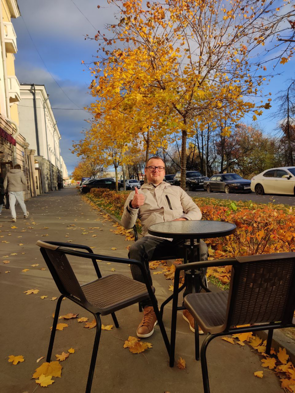 Чисто осенний вайб на улицах родного города.
Устал — посиди, работу завтра найдешь 🤣 | Сетка — социальная сеть от hh.ru