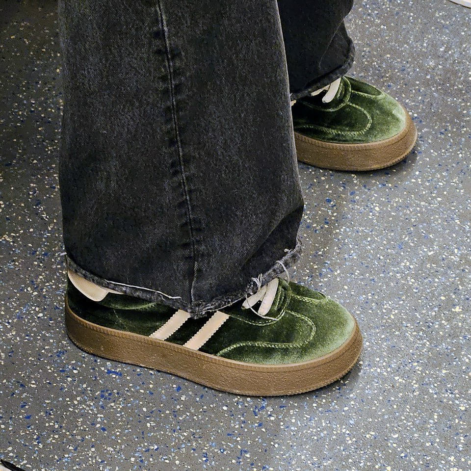 Так, СТОП, а где третья полоска?
Даже если и не ФИРМОВЫЕ, то с искусственной потёртостью выглядит очч хорошо,
Ранее БЫЛИ замечены НАЙКИ в таком стиле
И о погоде 🌧
Сегодня в Москве небольшой дождь
Утро... | Сетка — социальная сеть от hh.ru