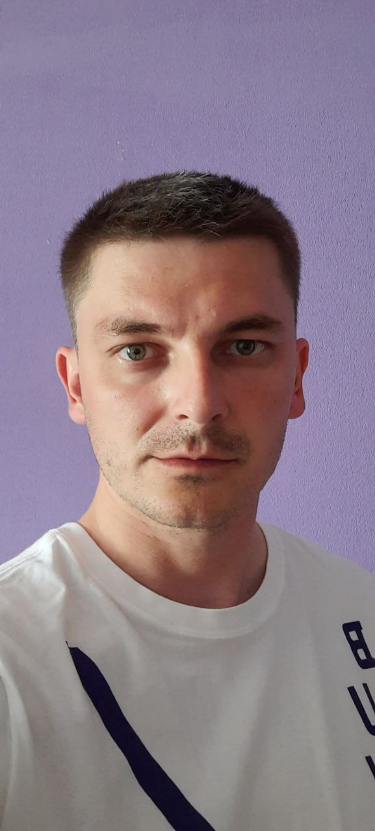 Познакомимся?
Меня зовут Руслан. Я занимаюсь дизайном и разработкой сайтов, а также графическим дизайном. Мой стиль - это минимализм и работа с вниманием пользователя | Сетка — социальная сеть от hh.ru