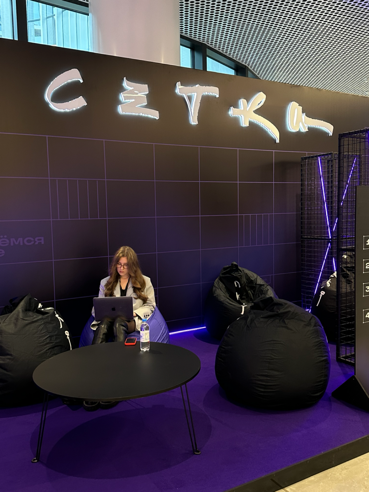 Нетворкинг-партнер конференции — Сетка!
Сетка — это новая социальная сеть для нетворкинга от hh ru, которая помогает пересечься с профи из IT, digital и креатива, которые горят любимым делом, и помога... | Сетка — социальная сеть от hh.ru