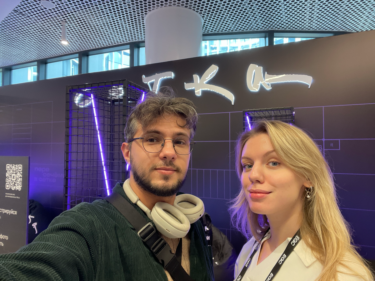 Всем привет!
Меня зовут Женя, я CMO Centra
Рад быть на такой потрясающей конференции
Если у вас есть вопросы по части закупки всего диджитал-инвентаря и его оптимизации — буду рад поболтать ;)
P.s | Сетка — социальная сеть от hh.ru