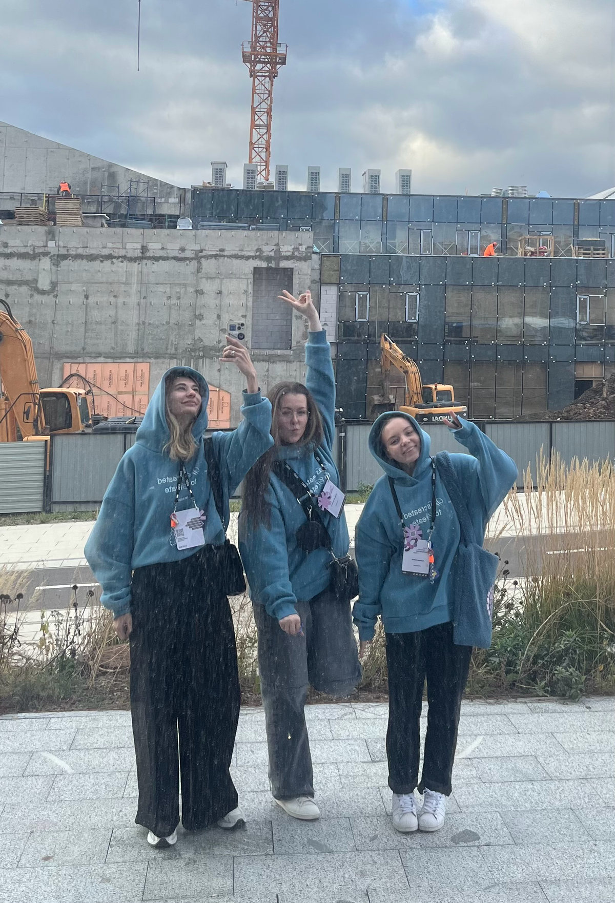 Привет, мы команда ART FLASH production, ходим в новых худи нашего бренда, а еще мы сделали мерч для команды конференции 🫶🏼🫂 | Сетка — социальная сеть от hh.ru