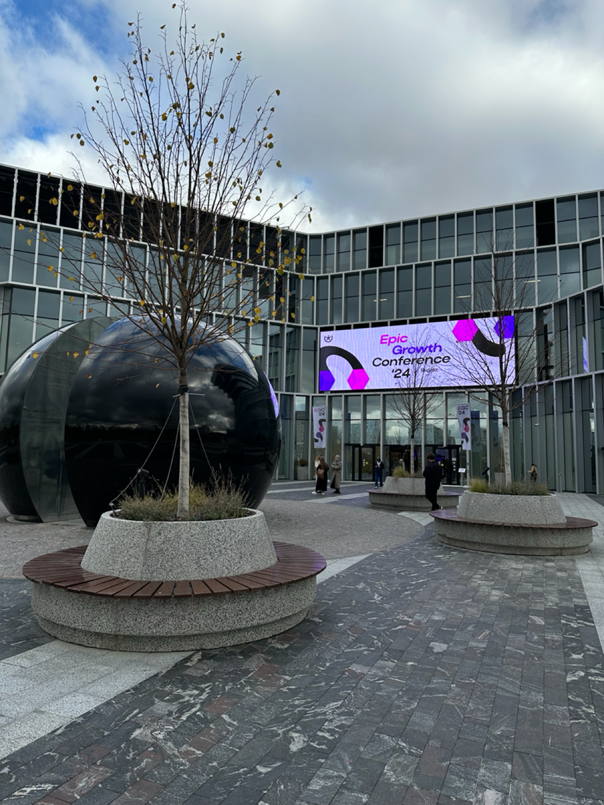 Привет, мы команда ART FLASH production, ходим в новых худи нашего бренда, а еще мы сделали мерч для команды конференции 🫶🏼🫂 | Сетка — социальная сеть от hh.ru