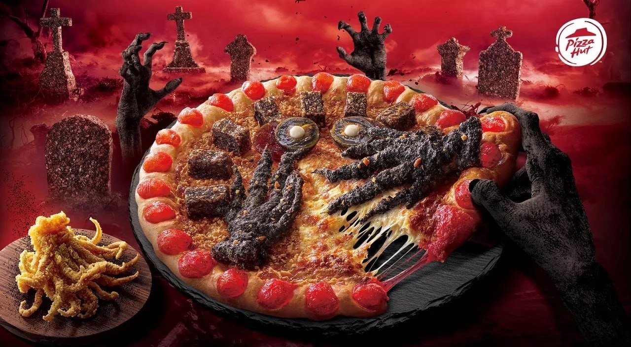 Тайваньская Pizza Hut выкатила жуткую пиццу с кальмаром-призраком специально к Хэллоуину | Сетка — социальная сеть от hh.ru