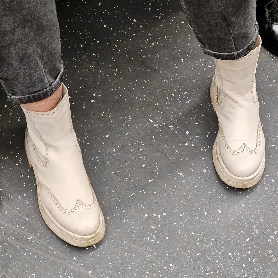 Пишут, что много кроссовок. Согласен. Ловите!
#обувь #октябрь #2024г #ногимосковскогометро #NMMetro #метро #москва #белый #полусапожки #челси #женское | Сетка — социальная сеть от hh.ru