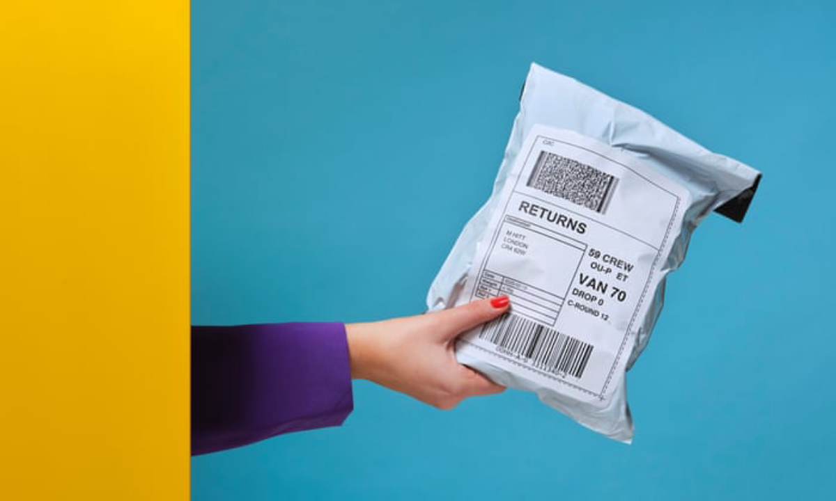 TikTok и зумеры уничтожают бесплатные возвраты
В Тиктоке сейчас есть популярный тренд - юзеры заказывают кучу одежды из магазинов, меряют её перед подписчиками и вместе выбирают, какую оставить | Сетка — социальная сеть от hh.ru