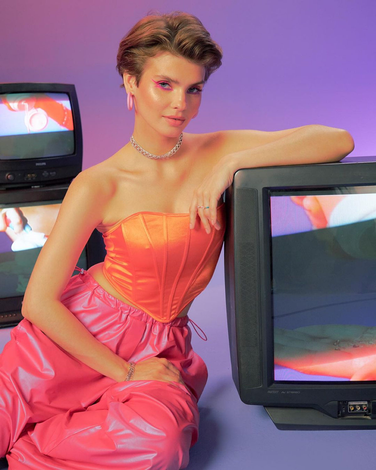Любимый кампейн для Подружки, снимали KV, OLV, TV, OOH | Сетка — социальная сеть от hh.ru