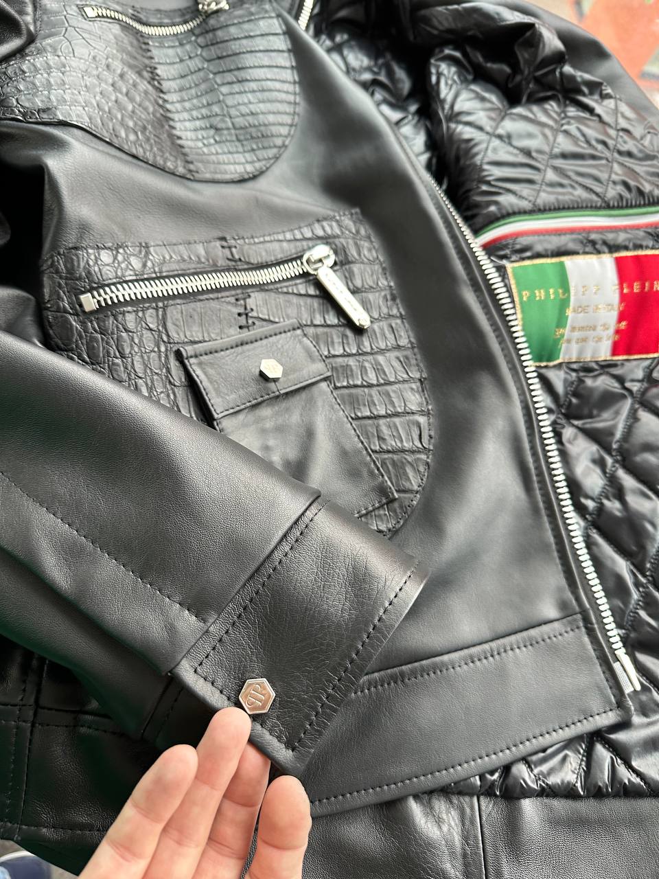 Как далеко может «зайти» реставрация кожи)? Бренд класса люкс Philipp Plein немного сократил расходы на кожу, поставив «ЭКО кожу» и со временем прекрасная куртка потрескалась | Сетка — социальная сеть от hh.ru