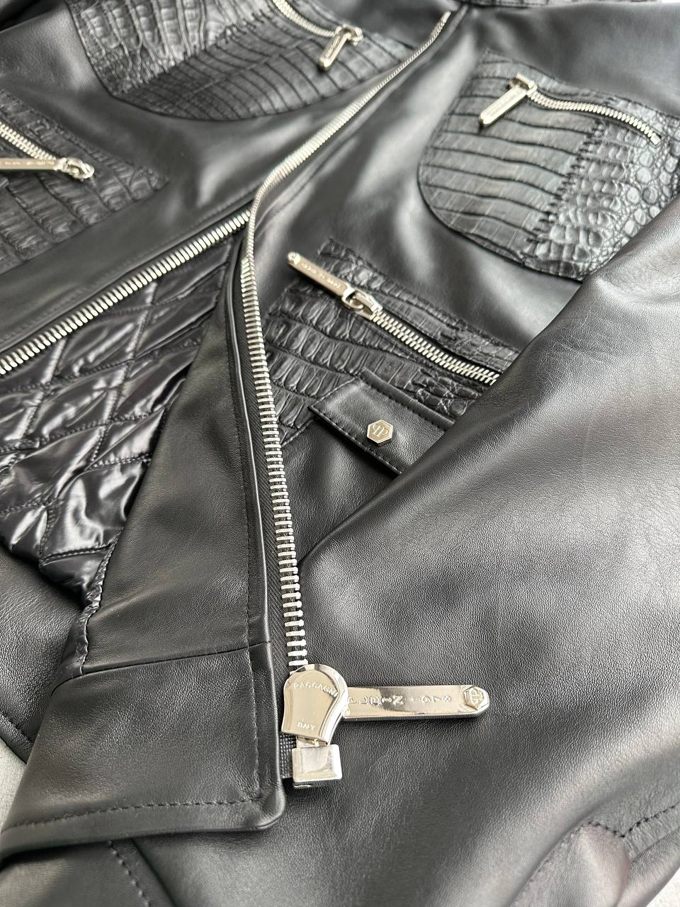Как далеко может «зайти» реставрация кожи)? Бренд класса люкс Philipp Plein немного сократил расходы на кожу, поставив «ЭКО кожу» и со временем прекрасная куртка потрескалась | Сетка — социальная сеть от hh.ru