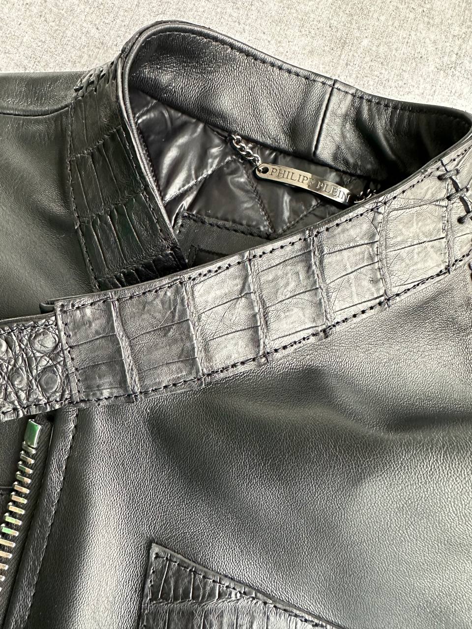 Как далеко может «зайти» реставрация кожи)? Бренд класса люкс Philipp Plein немного сократил расходы на кожу, поставив «ЭКО кожу» и со временем прекрасная куртка потрескалась | Сетка — социальная сеть от hh.ru