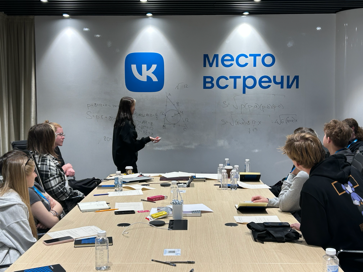 Вместе с МФТИ запустили образовательный проект для детей сотрудников.
Теперь по субботам в Skylight ребята готовятся к ЕГЭ по математике 💙 | Сетка — социальная сеть от hh.ru