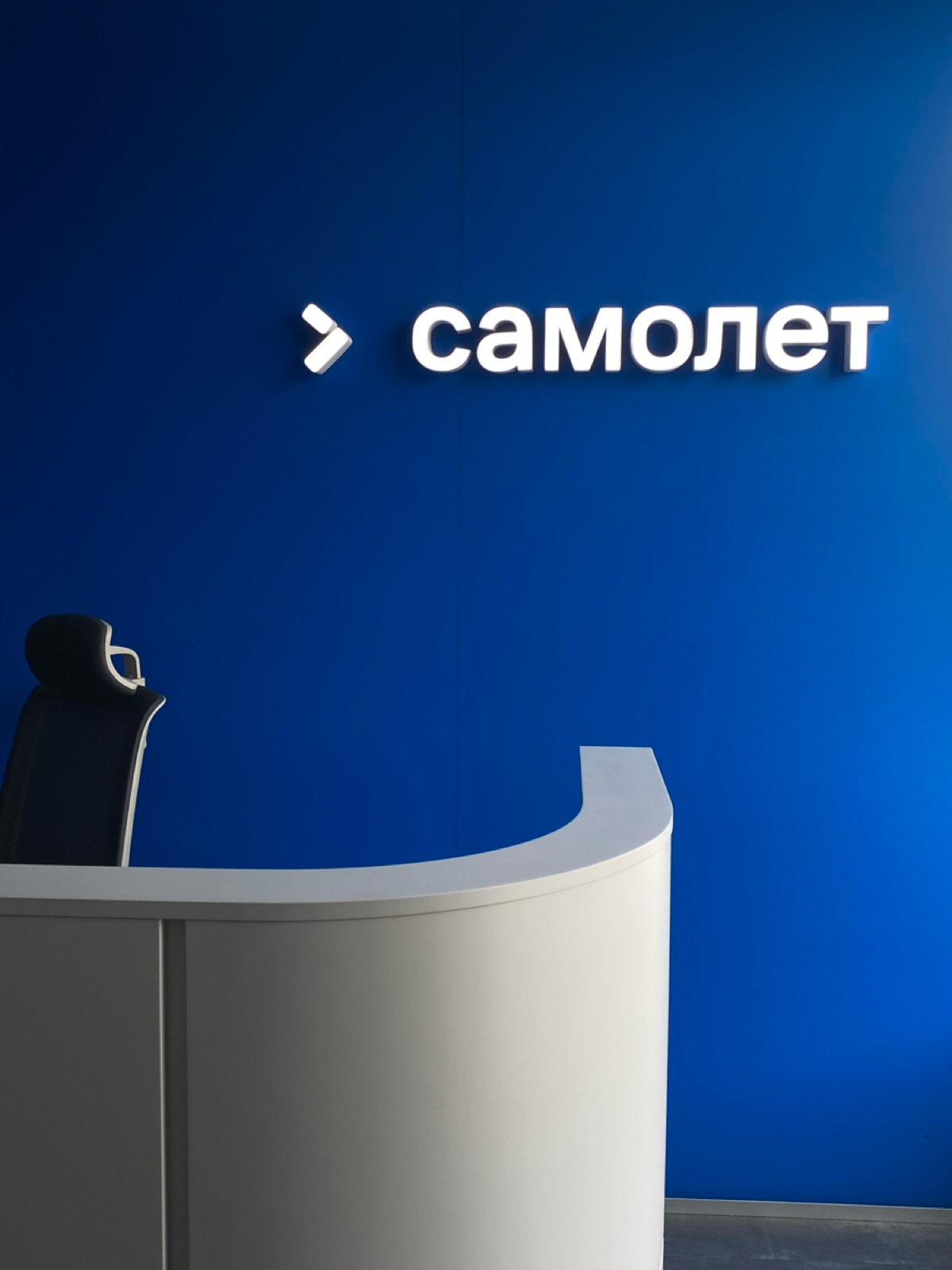 Работать удаленно — это было всегда то, что нужно, но все же порой хочется немного социализироваться, посидеть рядом с коллегой и поесть в столовке. Особенно, когда есть такой приятный офис в Самолет | Сетка — социальная сеть от hh.ru