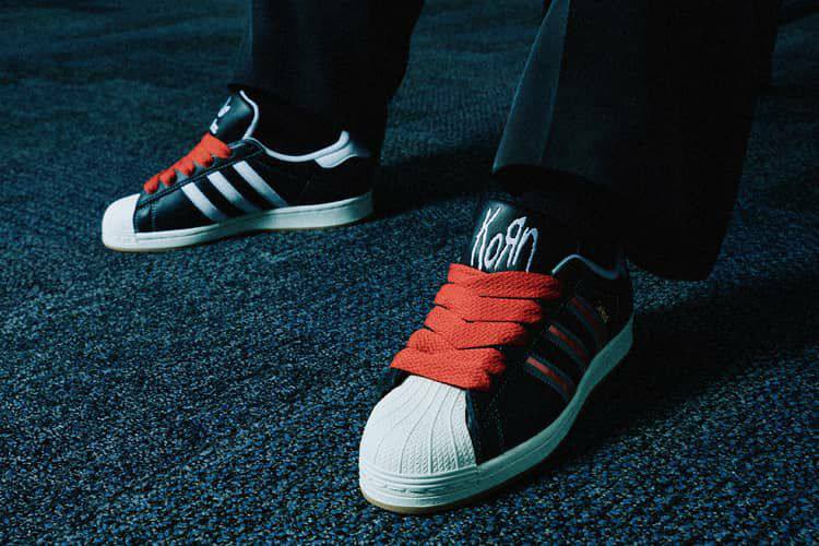 Adidas и рок-группа KoRn выпустили коллекцию в честь 30-летия дебютного альбома группы. Это уже третья коллаборация брендов | Сетка — социальная сеть от hh.ru