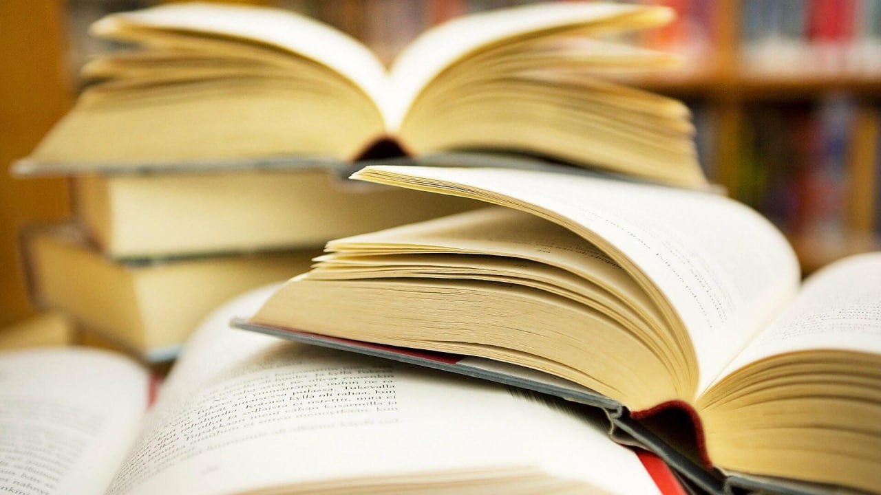 Ребят, привет! 👋
Я решил написать серию постов о книгах по продажам.📚
Буду писать о тех, которые сам прочитал в разные периоды своей жизни | Сетка — социальная сеть от hh.ru