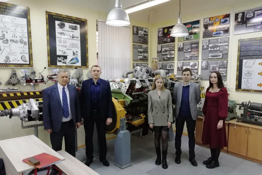 🤝 Навстречу молодым кадрам
Накануне делегация компании «Хавейл», в которую вошли руководитель департамента технического обслуживания оборудования завода Сергей Онуфриев, эксперт по работе со студентам... | Сетка — социальная сеть от hh.ru