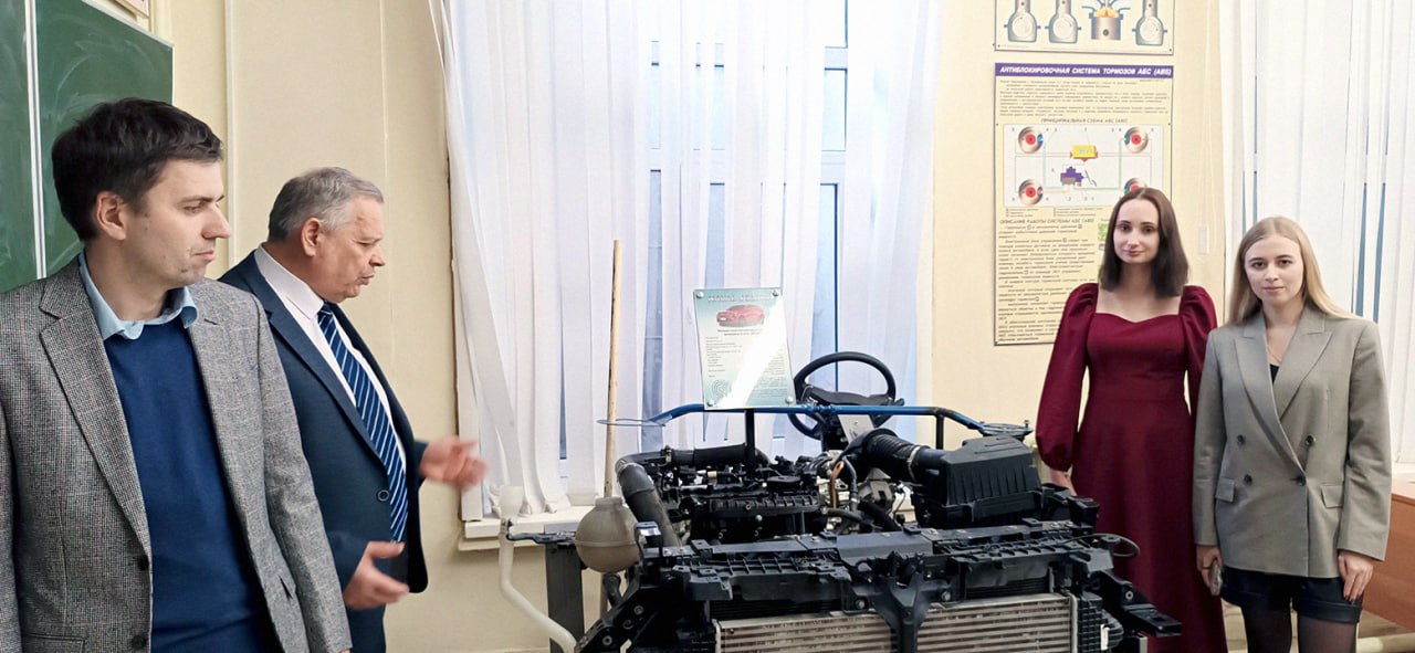 🤝 Навстречу молодым кадрам
Накануне делегация компании «Хавейл», в которую вошли руководитель департамента технического обслуживания оборудования завода Сергей Онуфриев, эксперт по работе со студентам... | Сетка — социальная сеть от hh.ru
