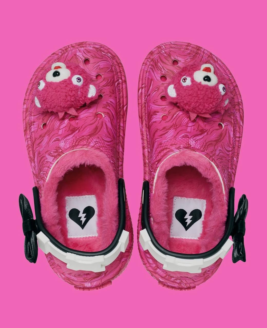 Офигенно: Crocs и Fortnite выпустят безумные клоги с Капитаном команды по обнимашкам. Это один из легендарных персонажей игры.
Розовые тапки с мехом украшает милый джиббитс с мордой мишки | Сетка — социальная сеть от hh.ru