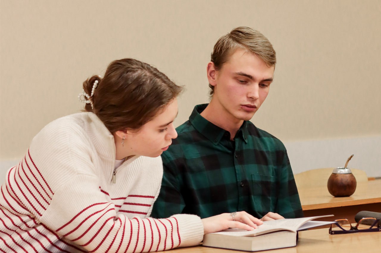 📖 В понедельник 28 октября прошла первая встреча студенческого читательского клуба. Тема встречи: Г. Гессе, «Игра в бисер».
В собрании клуба приняли участие преподаватели богословского факультета К.М | Сетка — социальная сеть от hh.ru