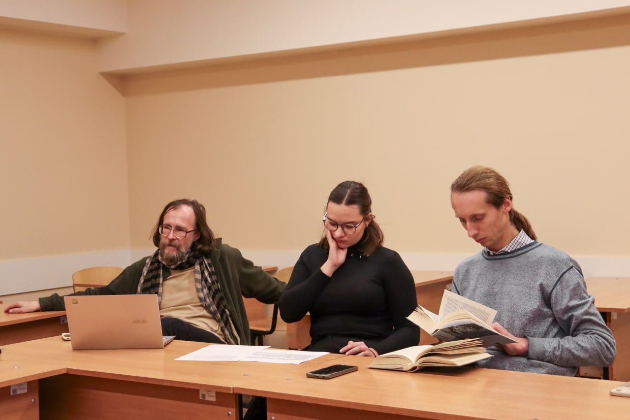 📖 В понедельник 28 октября прошла первая встреча студенческого читательского клуба. Тема встречи: Г. Гессе, «Игра в бисер».
В собрании клуба приняли участие преподаватели богословского факультета К.М | Сетка — социальная сеть от hh.ru