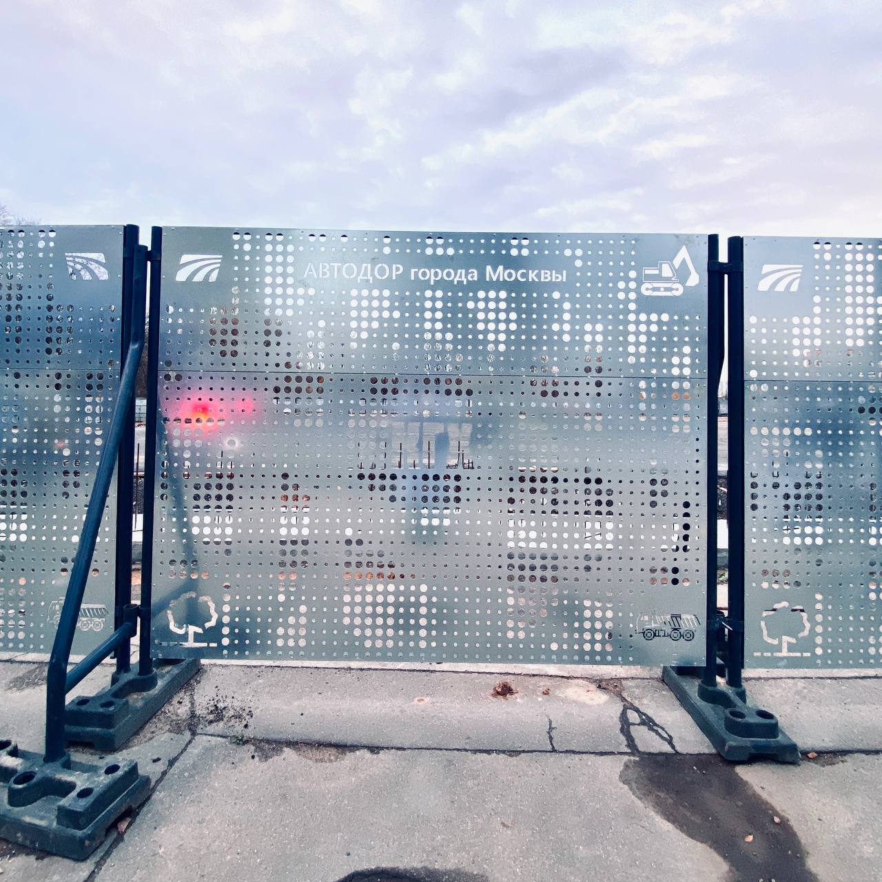 Красивая временная урбанина
Вау! Мне очень нравится тренд с ажурными металлическими заборчиками, огараживающими стройку! 🤩
Очень крутое и приятное решение! Стильно сочетается с черными креплениями | Сетка — социальная сеть от hh.ru