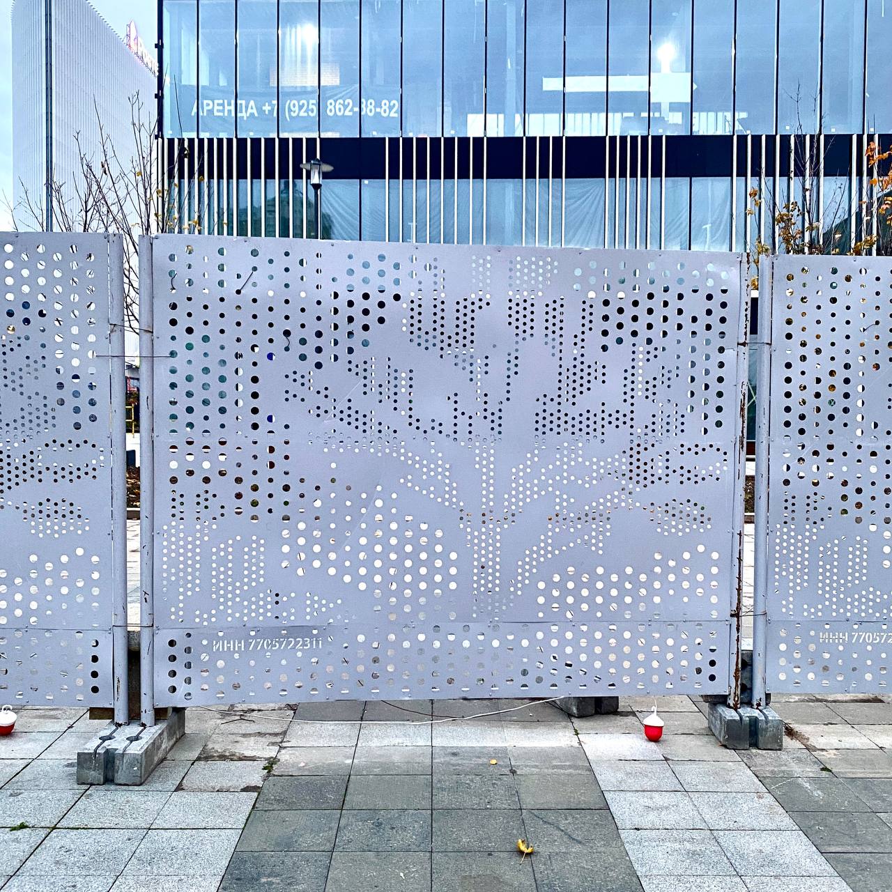 Красивая временная урбанина
Вау! Мне очень нравится тренд с ажурными металлическими заборчиками, огараживающими стройку! 🤩
Очень крутое и приятное решение! Стильно сочетается с черными креплениями | Сетка — социальная сеть от hh.ru